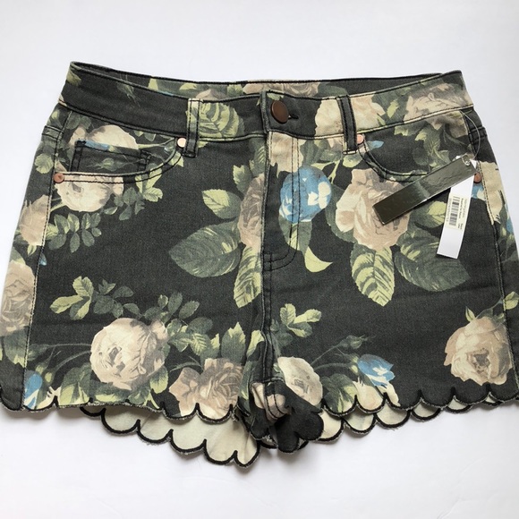 Aqua Pants - 🆕Denim floral shorts with scalloped edges 🌺